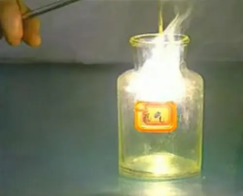 钠在氯气中燃烧现象是怎么样的？